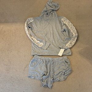 ✨BRAND NEW✨ FLORA NIKROOZ  2 PIECE LACE SLEEVE LOUNGE SET